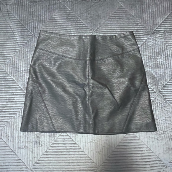 H&M black short leather skirt - Picture 1 of 2